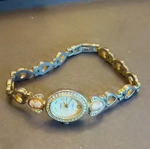 Vintage Women\'s L.A. Express cameo watch L.A. Express | Accessories | Vintage Womens La Express Cameo  main image 3
